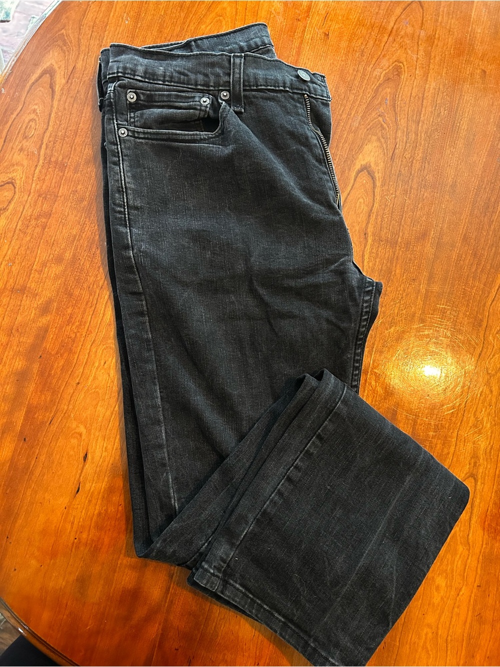 Men’s black Levi’s 514 Jeans